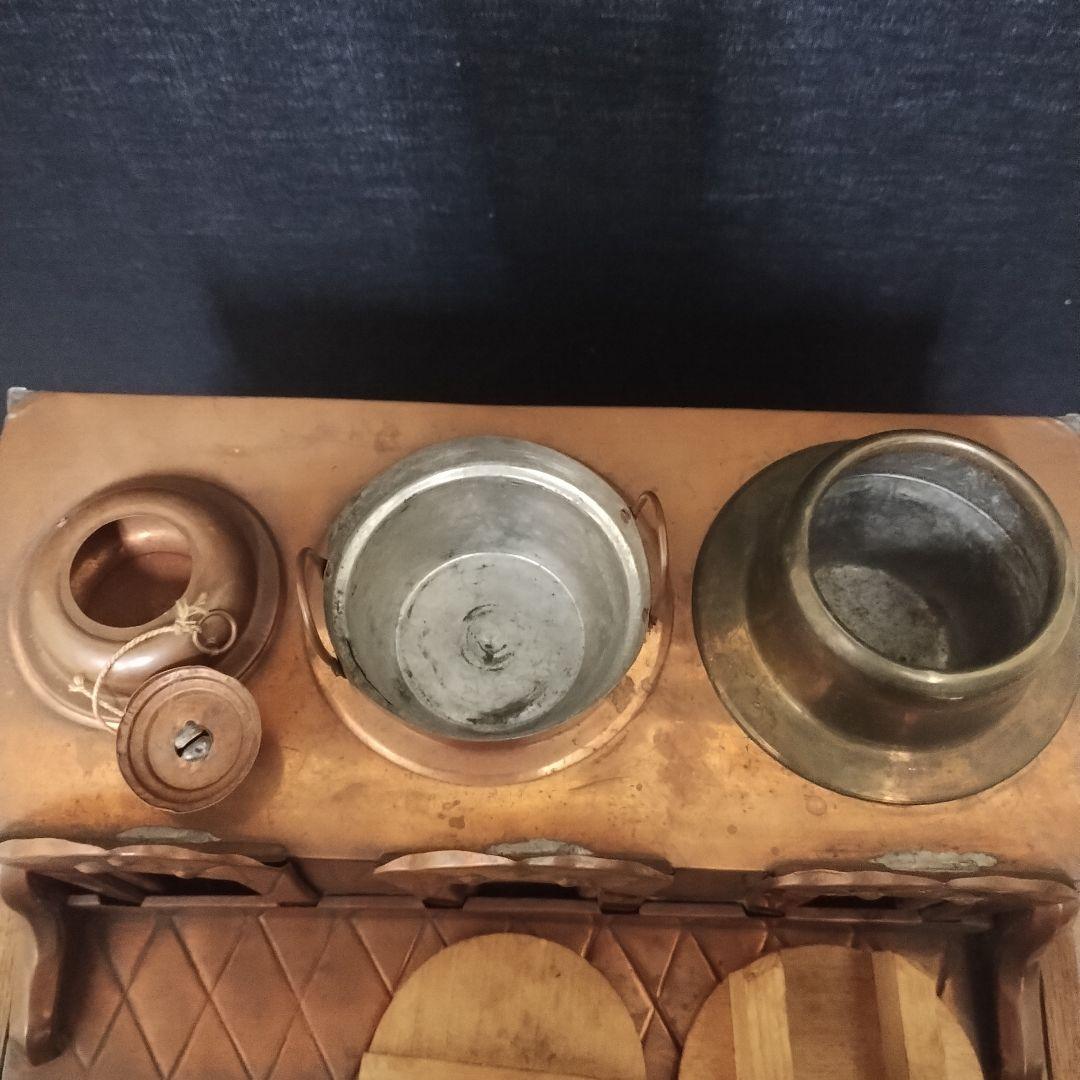 伝統的な雛人形飾り 銅と木製