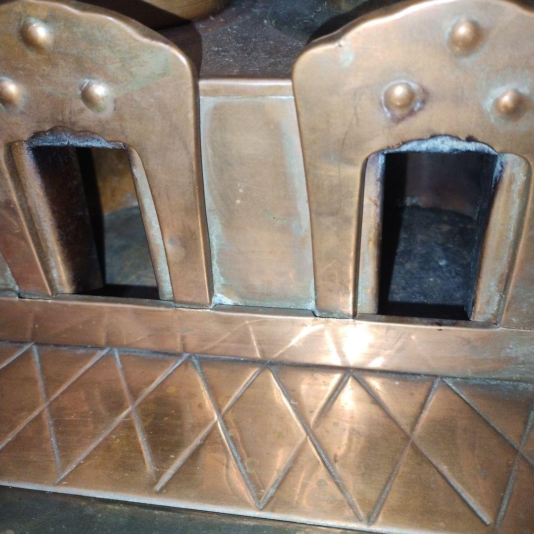 伝統的な雛人形飾り 銅と木製