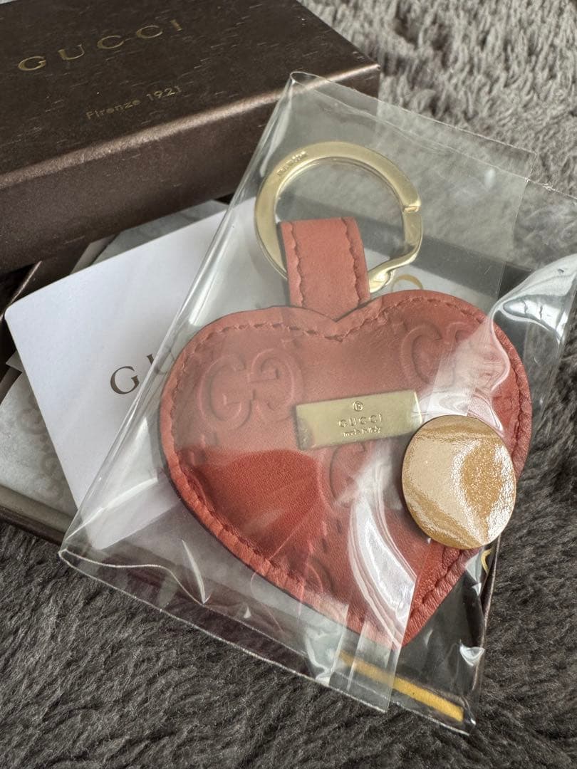 GUCCI ハート型レザーキーホルダー