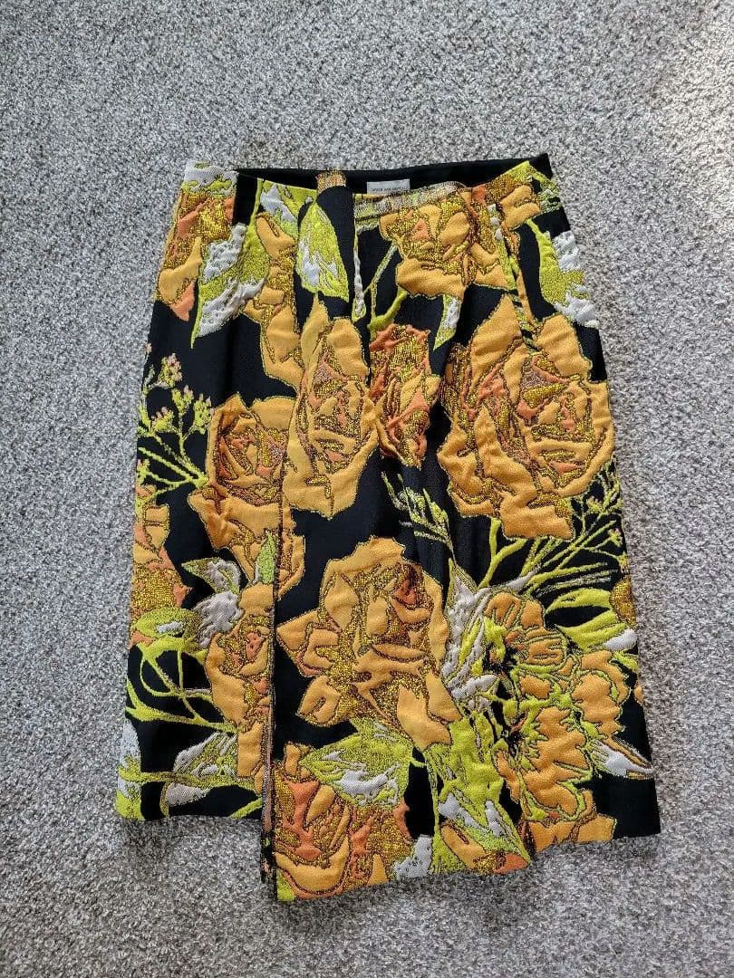 花柄刺繍タイトスカート