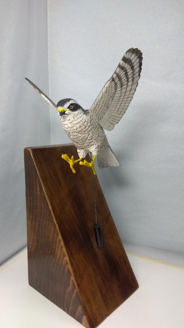 Kana　木彫りの鳥　オオタカ獲物捕獲直前