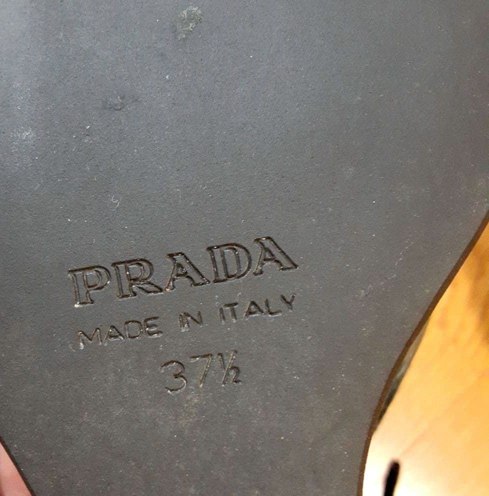 【プラダ】スウェードのオープントゥ ウェッジソール ストラップ付き パンプス