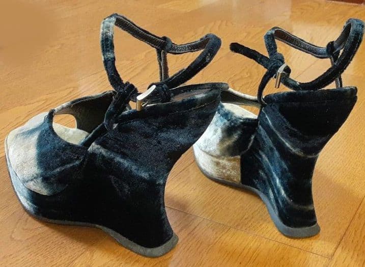 【プラダ】スウェードのオープントゥ ウェッジソール ストラップ付き パンプス