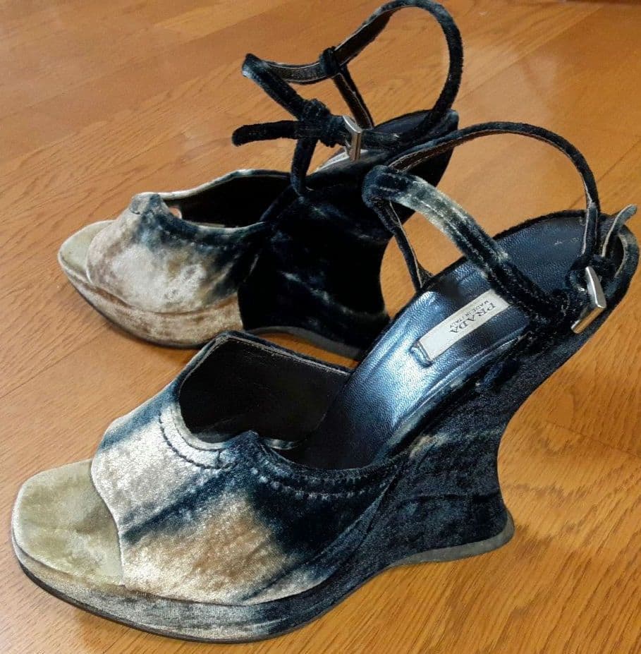 【プラダ】スウェードのオープントゥ ウェッジソール ストラップ付き パンプス