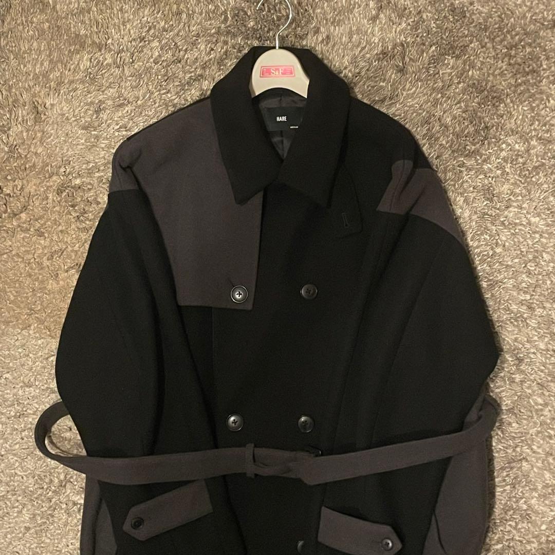 HARE ブラックとグレーのダブルブレストトレンチコート