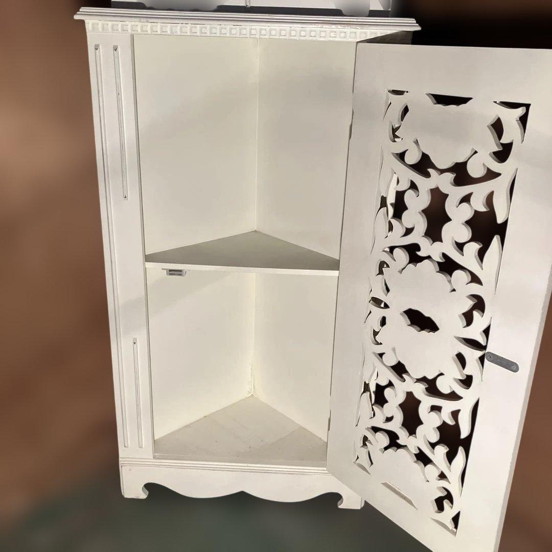 ☆シャビーシックなスタイルの木製コーナーキャビネット