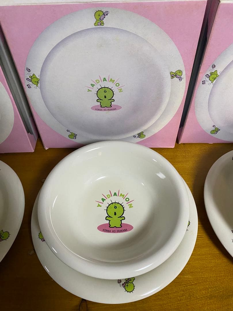 ドムドムバーガー非売品KONNA KO IRUKANAお皿・サラダボウルのセット