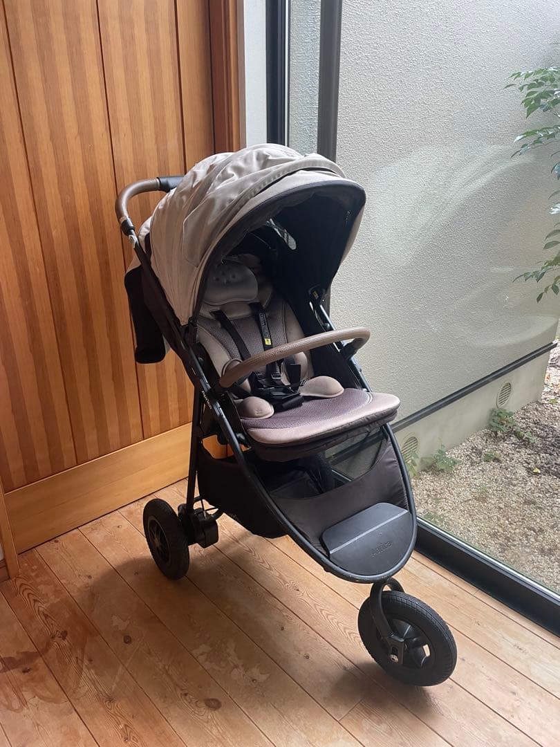 アップリカ　スムーヴ　プレシャス　ベージュ　3輪　ベビーカー