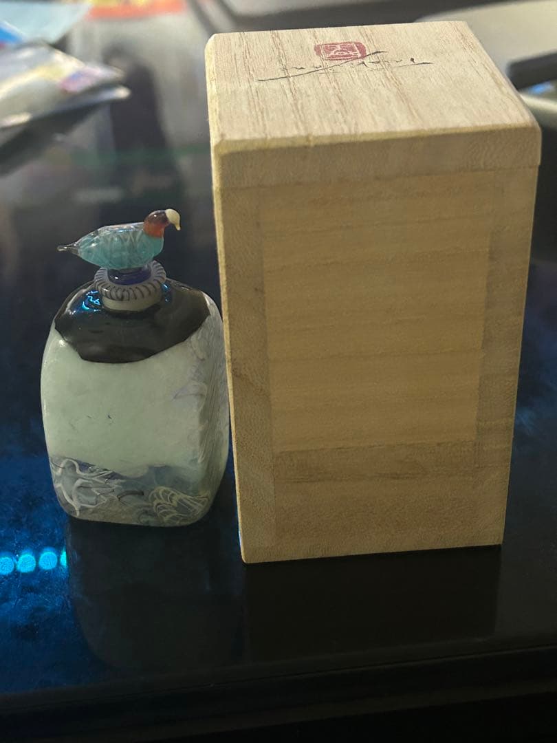 ガラス製の鳥のキャップボトル