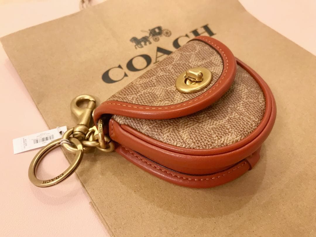 新品coach ミニ サドル バッグ チャーム シグネチャー