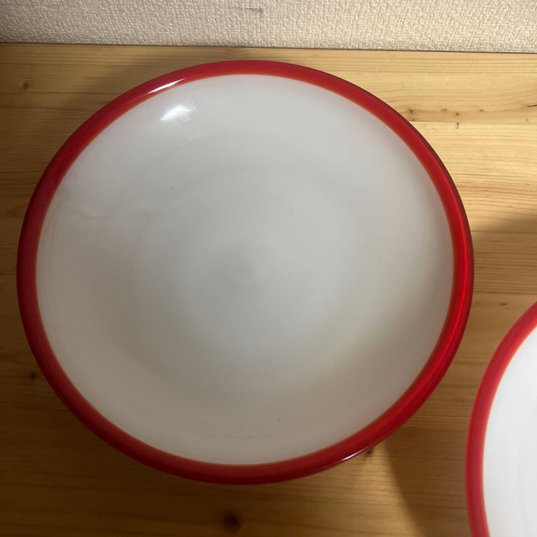ファイヤーキング風　乳白色と赤の平皿 2枚セット
