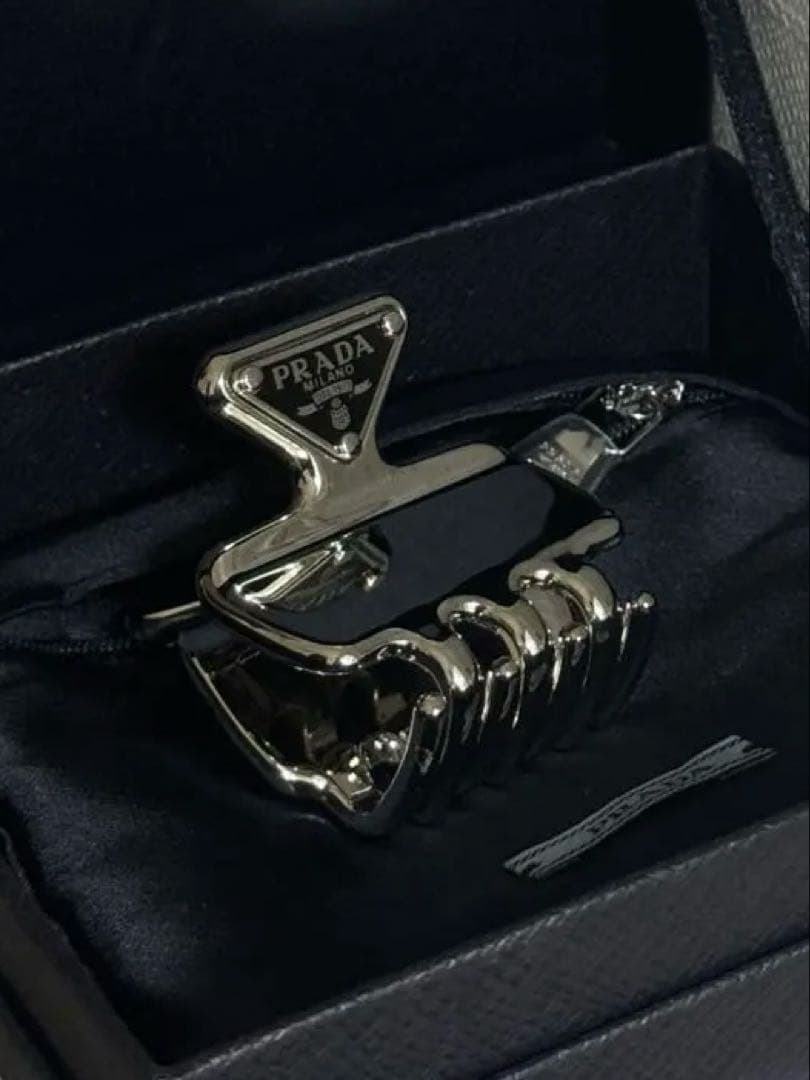 【KK】PRADA メタル ヘアクリップ スティールグレー 《認定書付き》