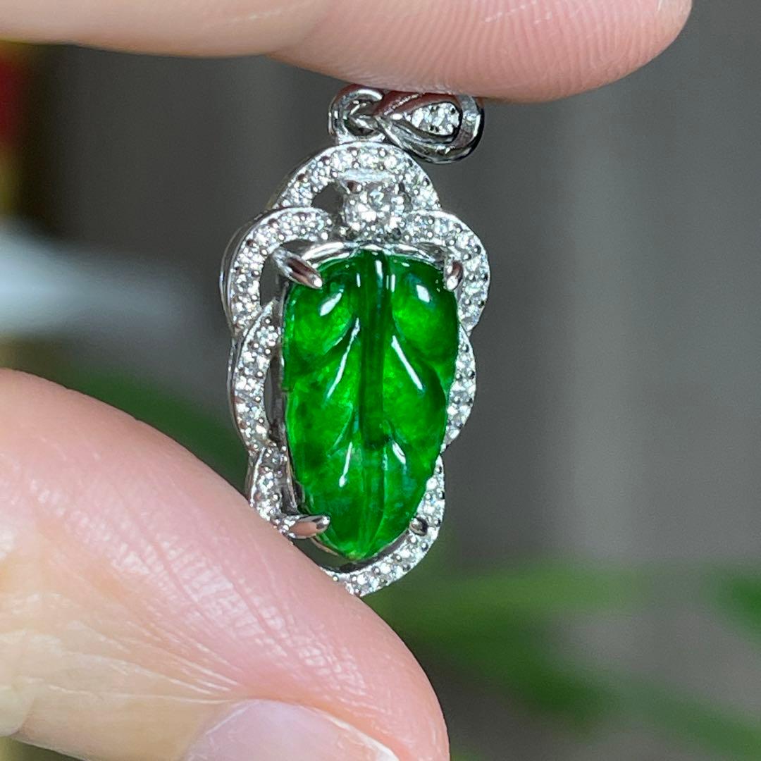 鑑別書付ビビッドグリーンS925無処理天然ミャンマー産本翡翠ペンダント9293
