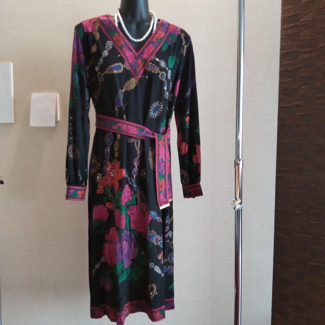 年末値下げ♥️難有りですが美品♥️美しいレオナールベルト付き黒地ベースワンピース