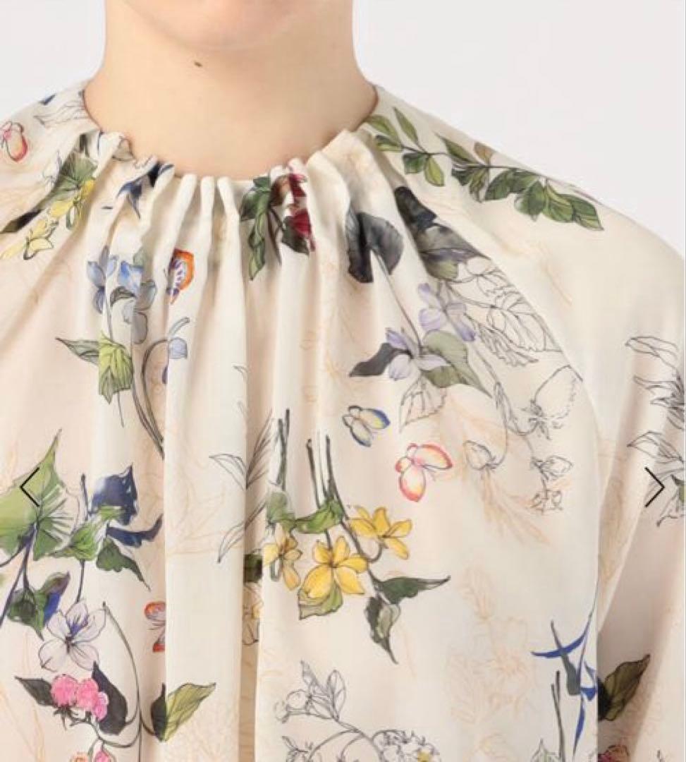 パピヨンフラワープリント パフスリーブブラウス　トゥモローランド