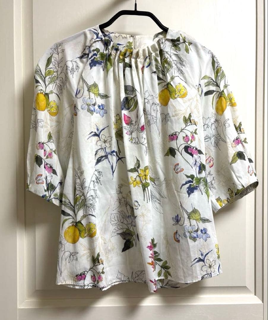 パピヨンフラワープリント パフスリーブブラウス　トゥモローランド