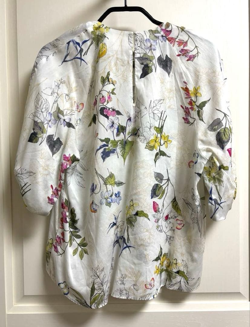 パピヨンフラワープリント パフスリーブブラウス　トゥモローランド