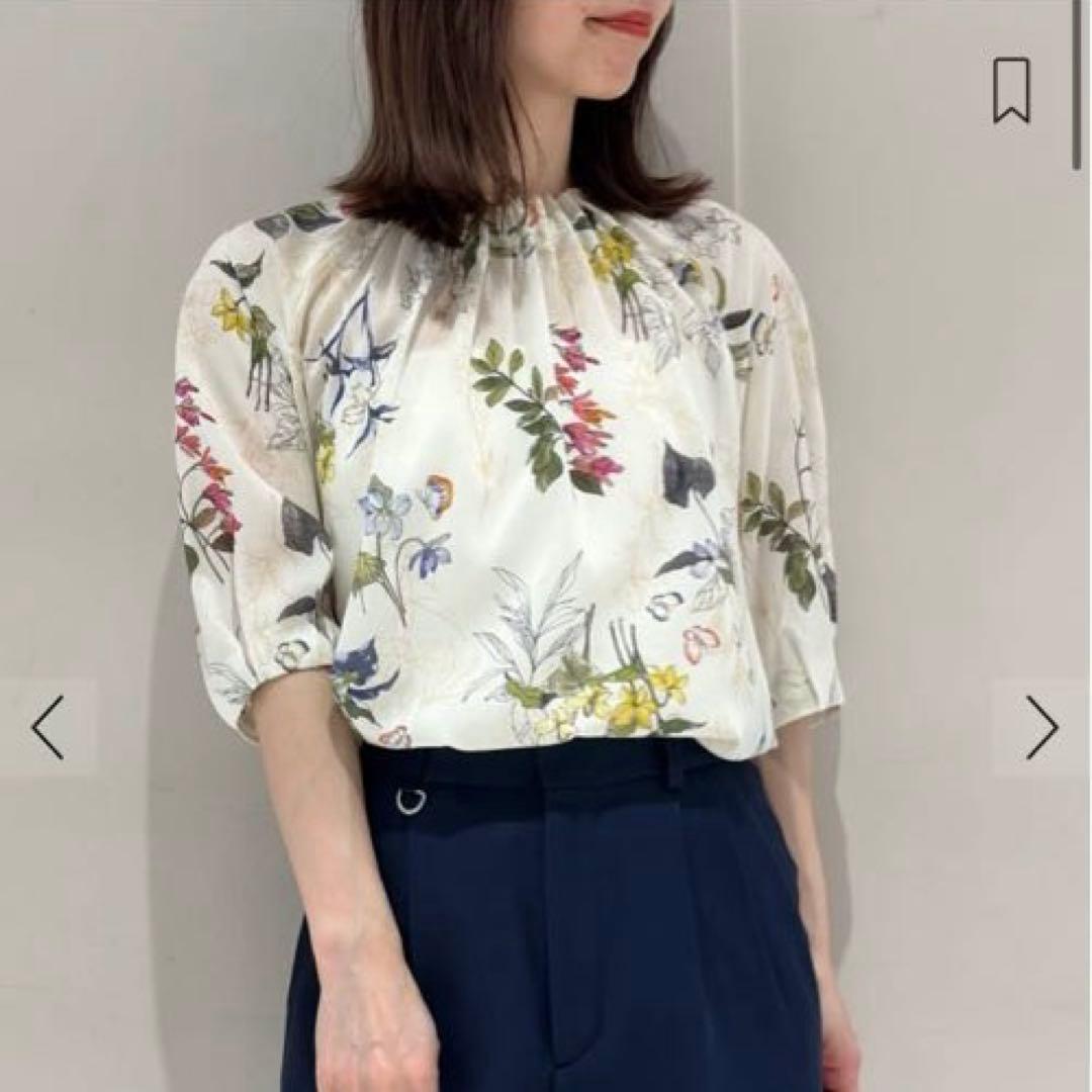 パピヨンフラワープリント パフスリーブブラウス　トゥモローランド