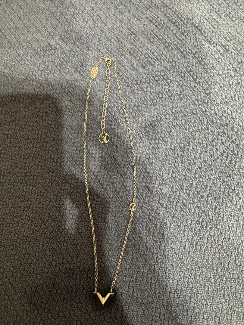 Louis Vuitton V字型ペンダントネックレス