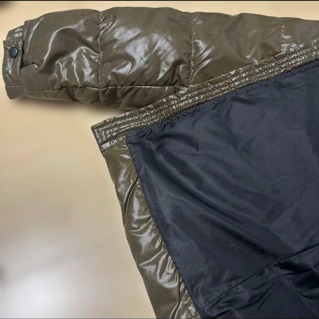 オリーブ色 ダウンジャケット エンブレム付き