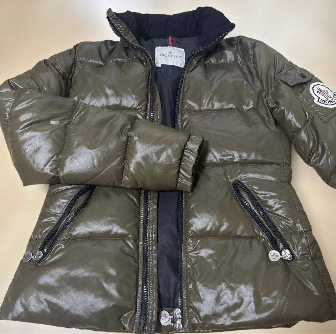 オリーブ色 ダウンジャケット エンブレム付き