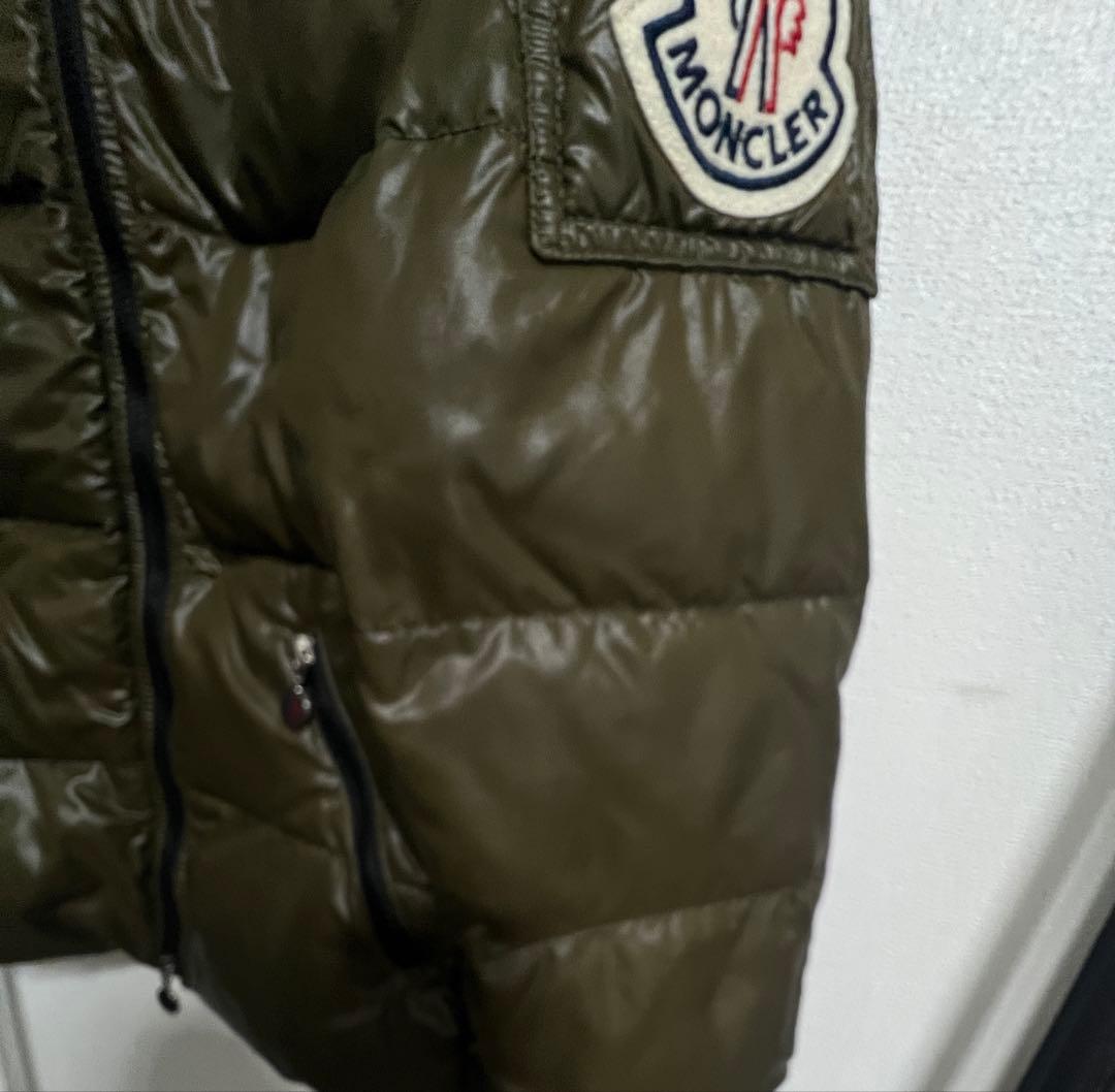 オリーブ色 ダウンジャケット エンブレム付き