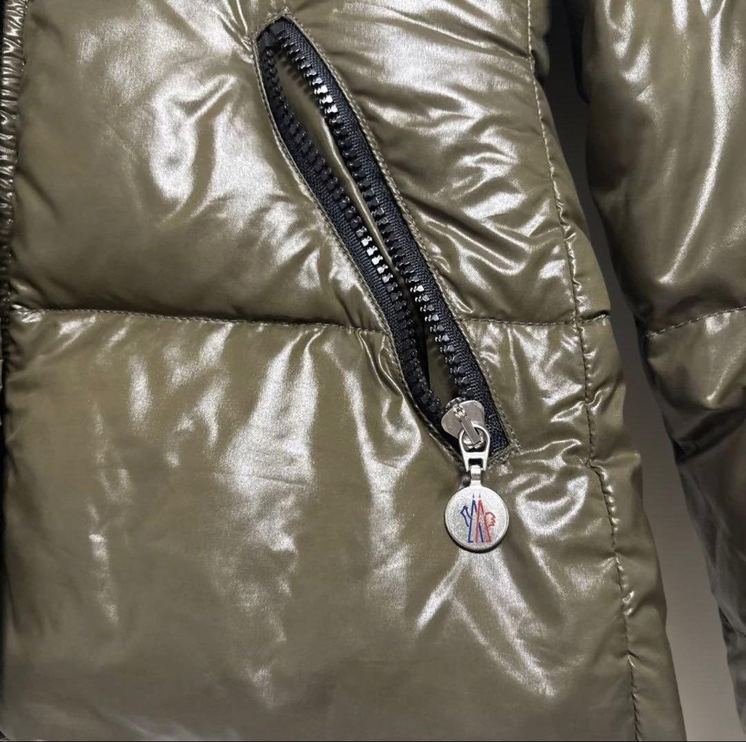 オリーブ色 ダウンジャケット エンブレム付き