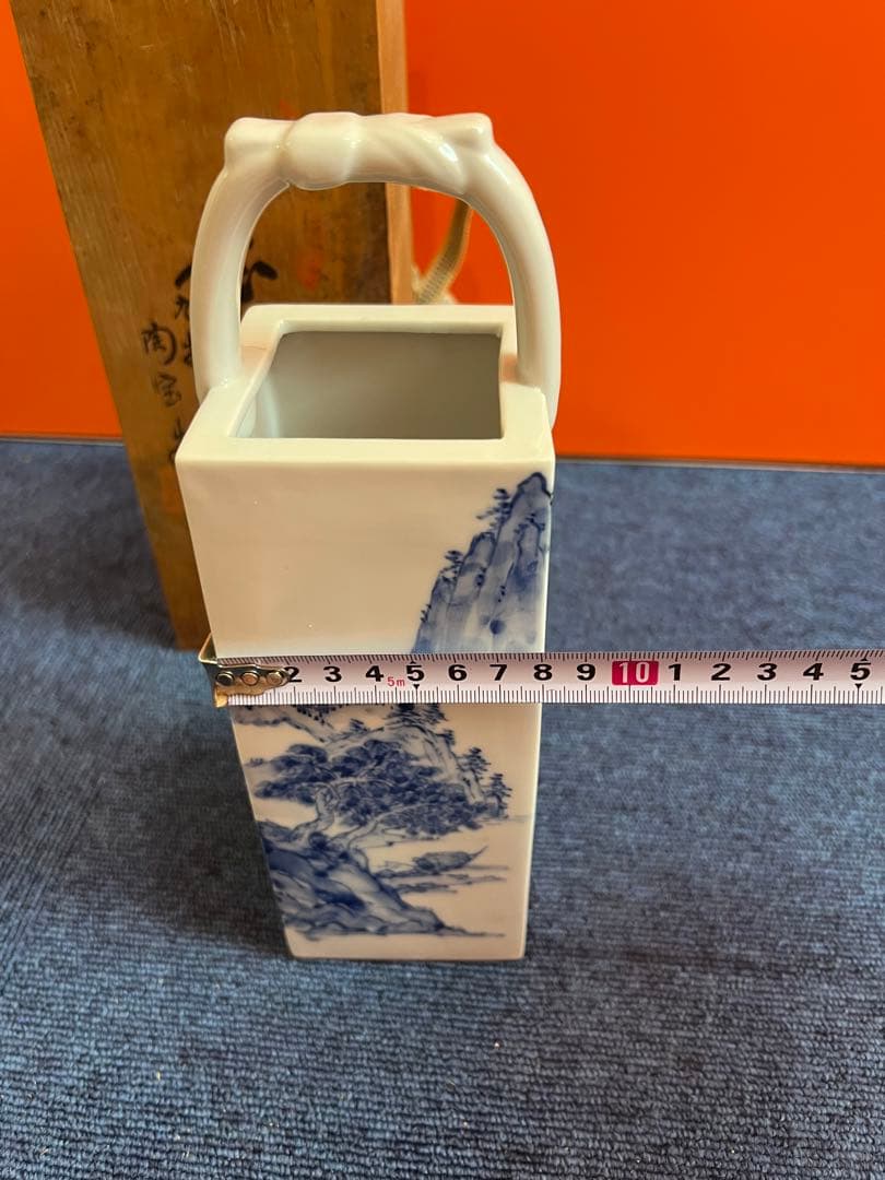 1055 九谷焼 陶宝 染付山水図 手付角花瓶　未使用