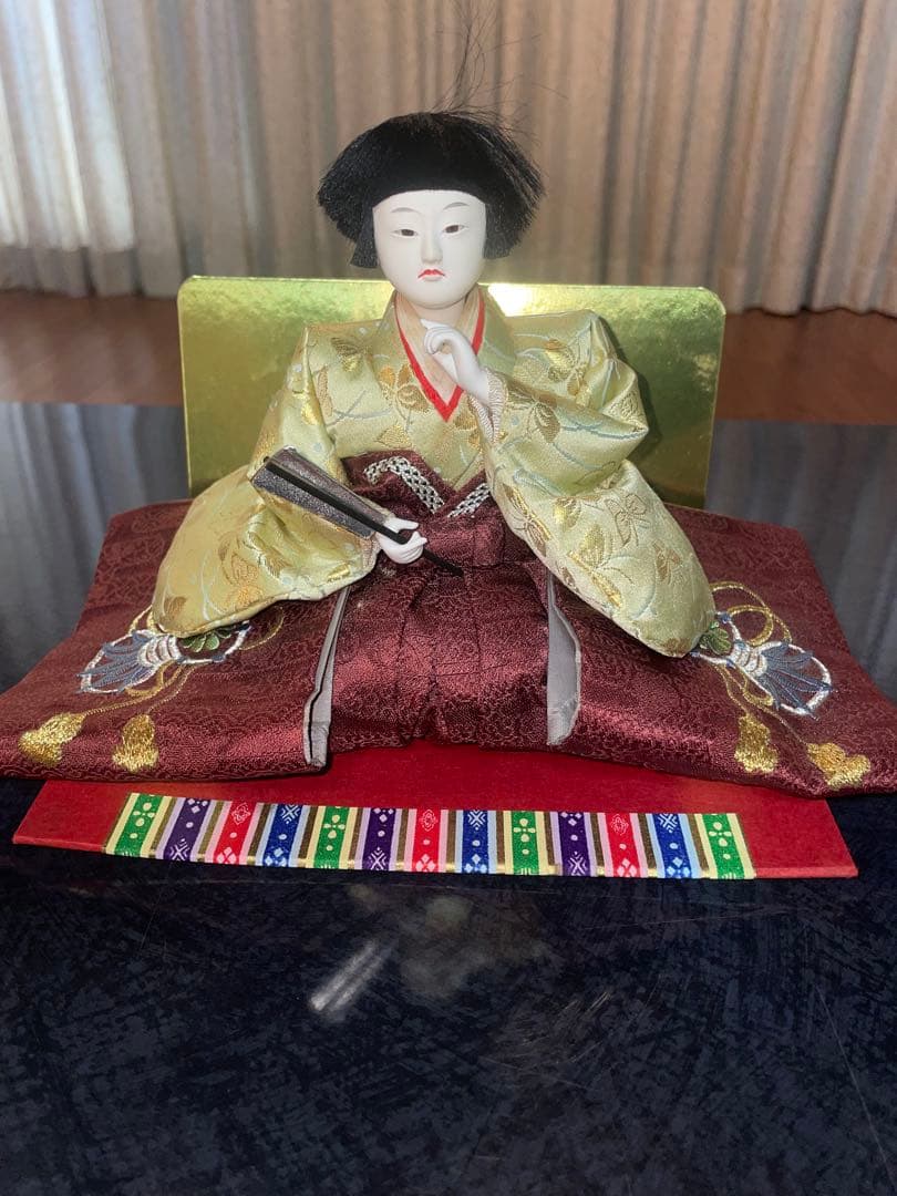 雛人形 伝統的和装 金色赤色