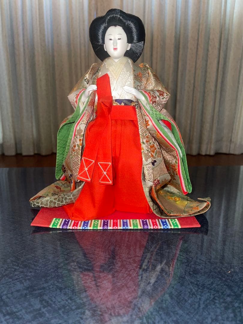 雛人形 伝統的和装 金色赤色