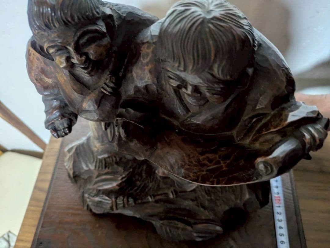 木製二人彫刻置物 スタンド付き 約30cm