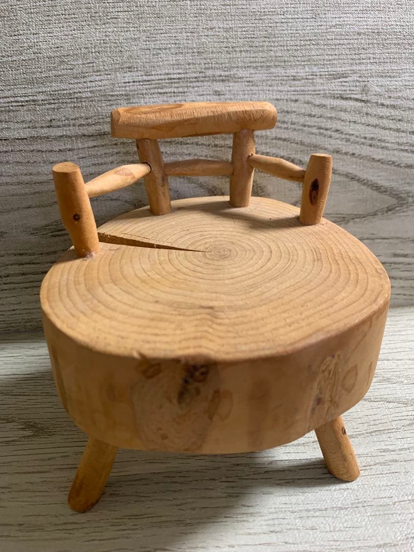 羊毛フェルト　キタキツネとオンコ(イチイ)の椅子　作家さんの作品