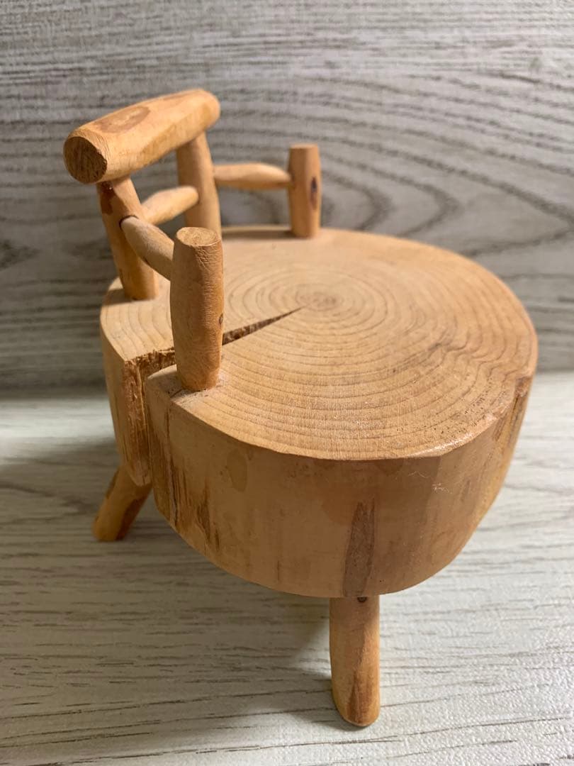 羊毛フェルト　キタキツネとオンコ(イチイ)の椅子　作家さんの作品