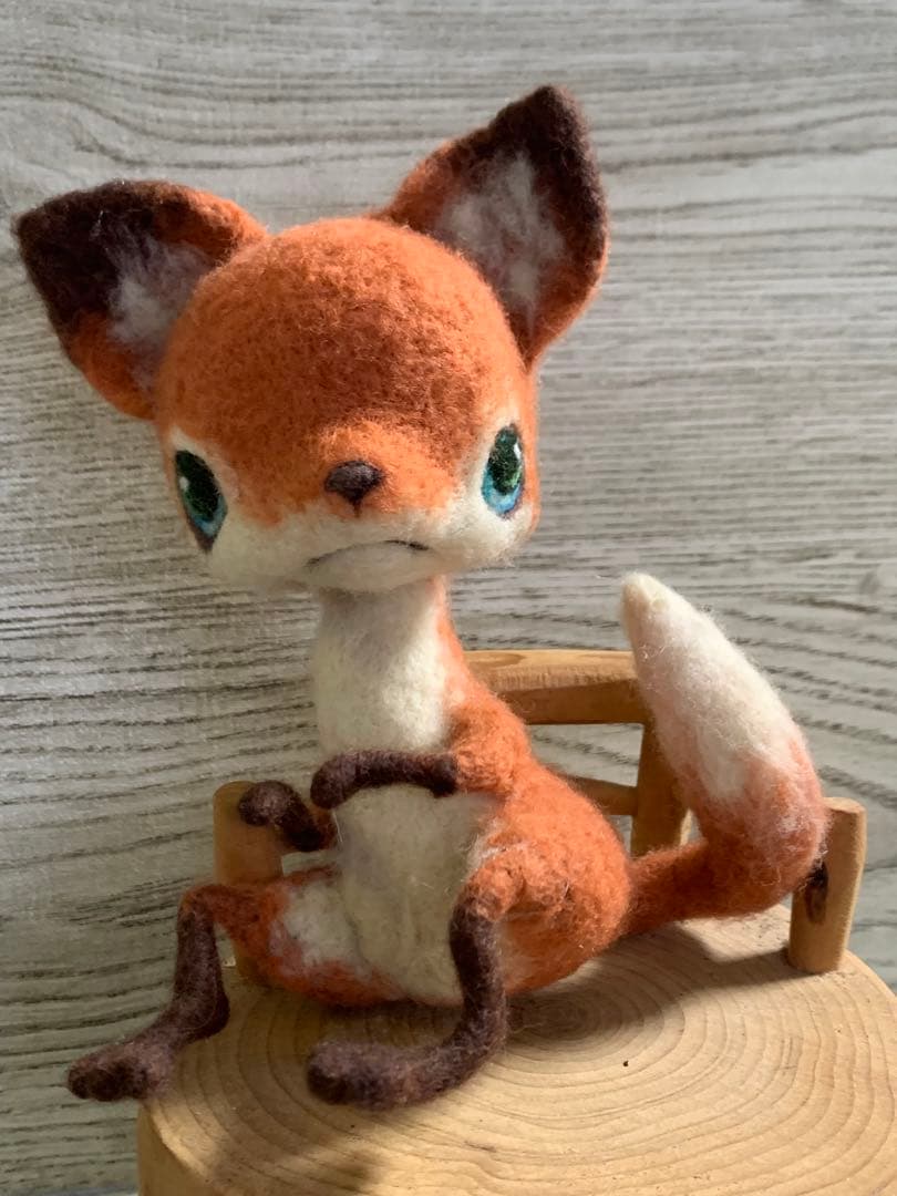 羊毛フェルト　キタキツネとオンコ(イチイ)の椅子　作家さんの作品