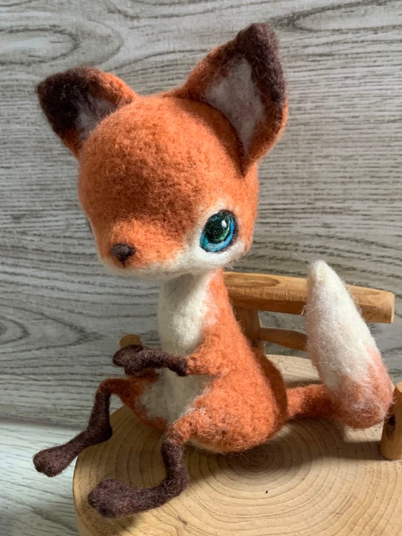 羊毛フェルト　キタキツネとオンコ(イチイ)の椅子　作家さんの作品