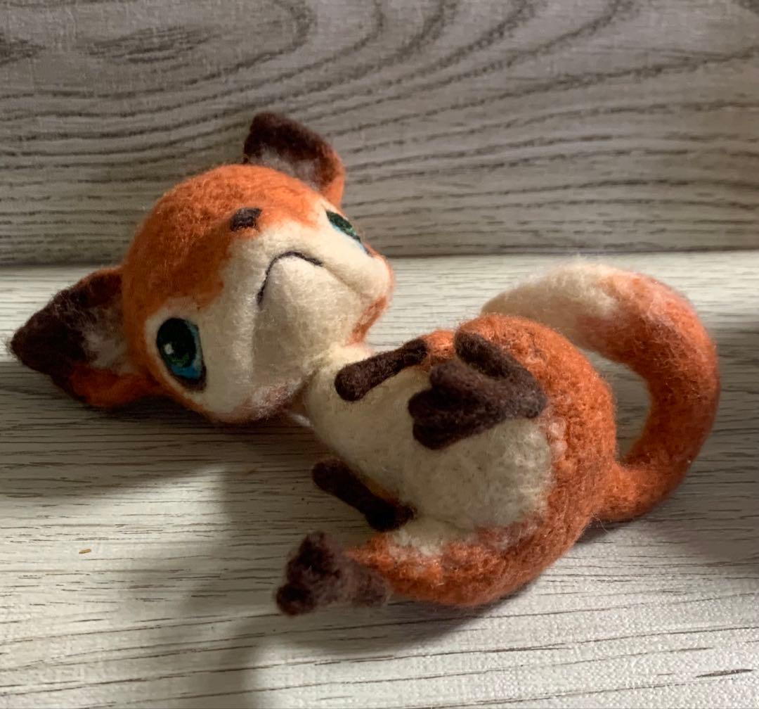 羊毛フェルト　キタキツネとオンコ(イチイ)の椅子　作家さんの作品