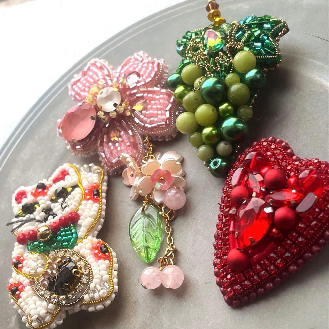 こり 桜 ビーズ 刺繍 ブローチ ハンドメイドアクセサリー