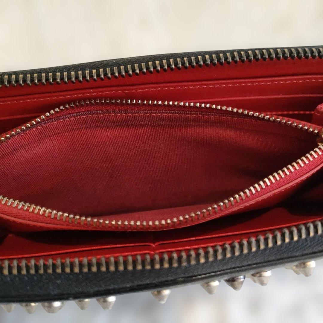 クリスチャンルブタン　スタッズ装飾の黒いレザー長財布