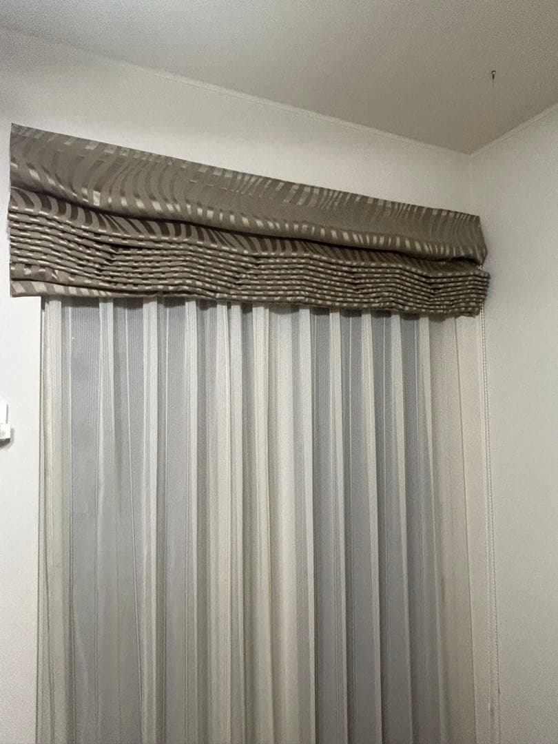 リリカラ波模様 カーキ　サテンカーテン ローマンシェードドラム式