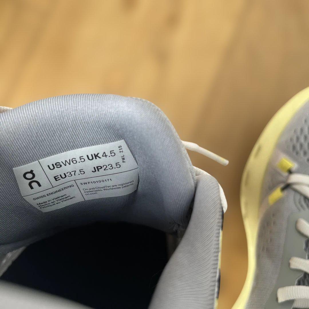 【おだんご】On ランニングシューズ クラウドサーファー2 23.5cm