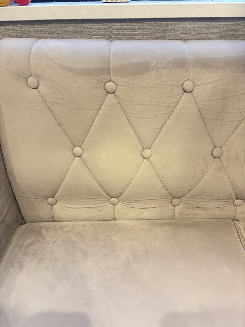 グレー 2人掛けソファ ボタン留めデザイン