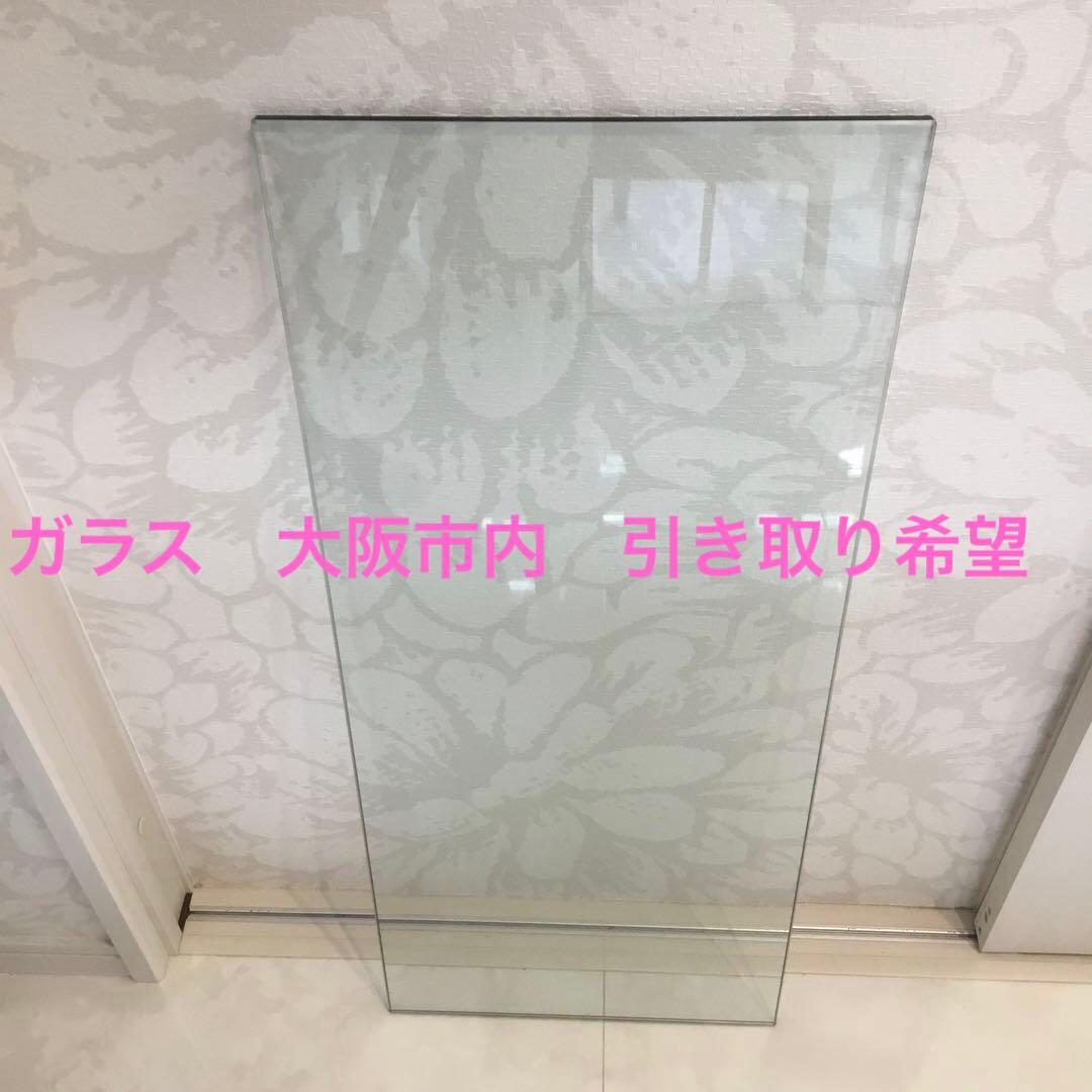 ガラスの板　サイドボード様、　テーブルの上ガラスクリア￼