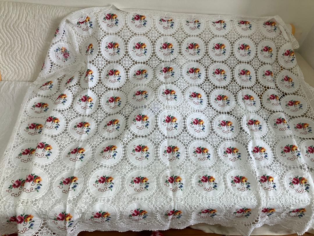 刺繍花柄レーステーブルクロス　165x115cm