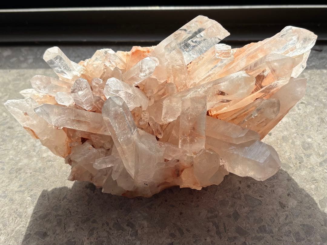 ピンク水晶クラスター　1059g マダガスカル産　優しくて可愛い　天然石