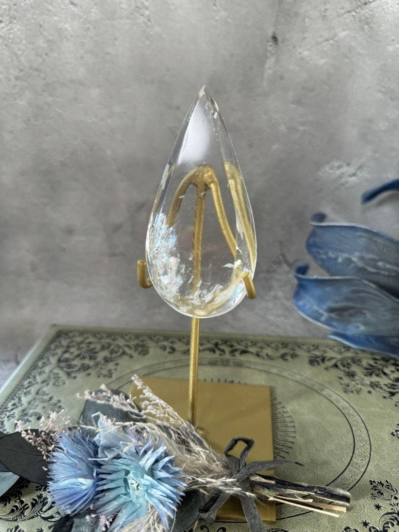 うるるん　雫型　ドロップ　クリアクォーツ　 スタンド付き　置物