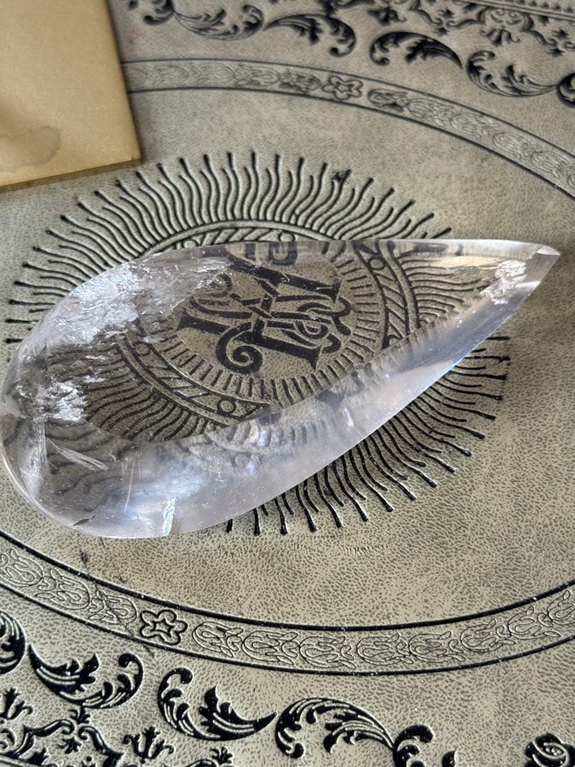 うるるん　雫型　ドロップ　クリアクォーツ　 スタンド付き　置物