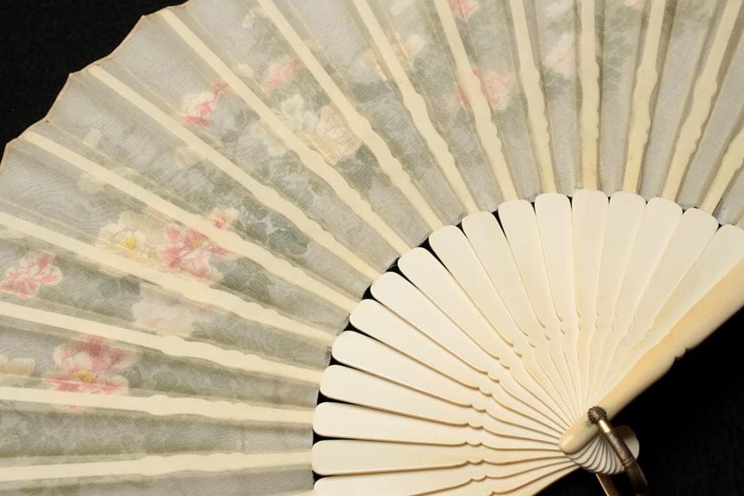 【文】　★ 文房 繍絵花卉紋牙骨絹面折扇 ★　清朝期　牡丹 刺繍文様　清供雅玩