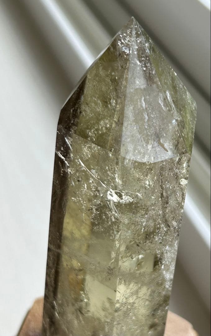 光を内包する景色 レインボー入り スモーキークォーツ オベリスク（一点もの）