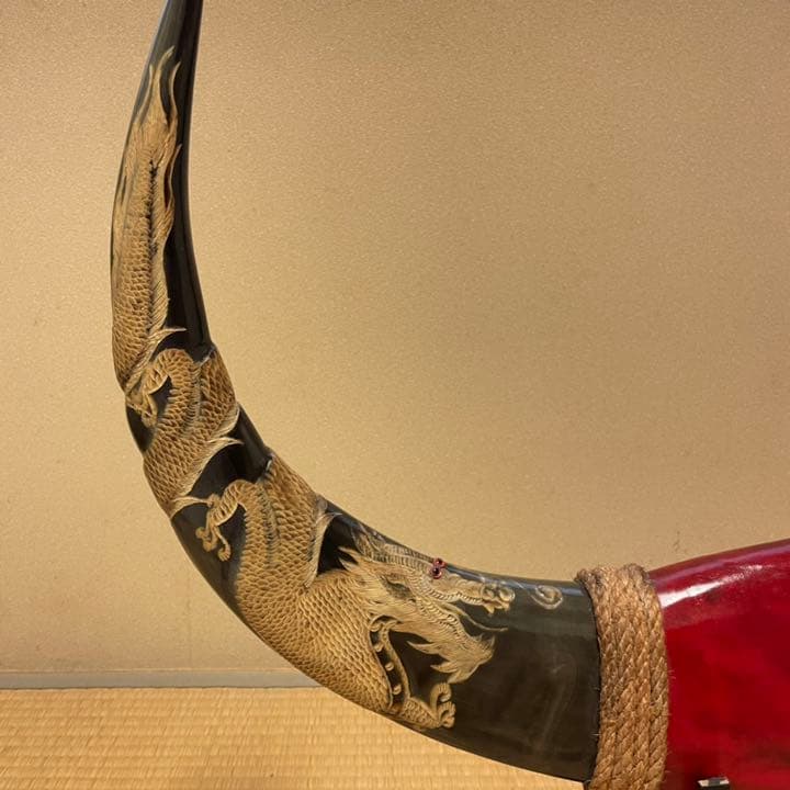 水牛の角 龍の彫刻   台座付き