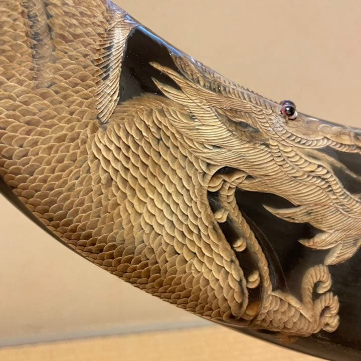 水牛の角 龍の彫刻   台座付き